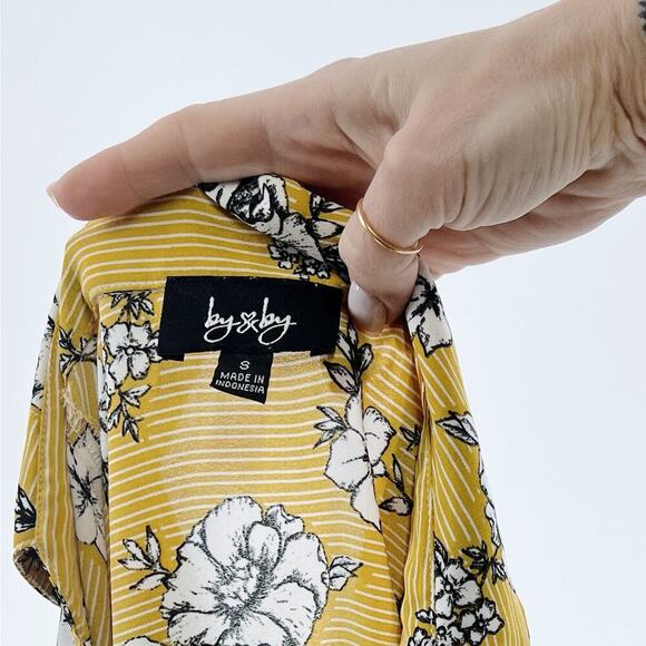 By x by Yellow Floral Button Down Quarter Sleeve  Blouse Size Small - Picture 4 of 4